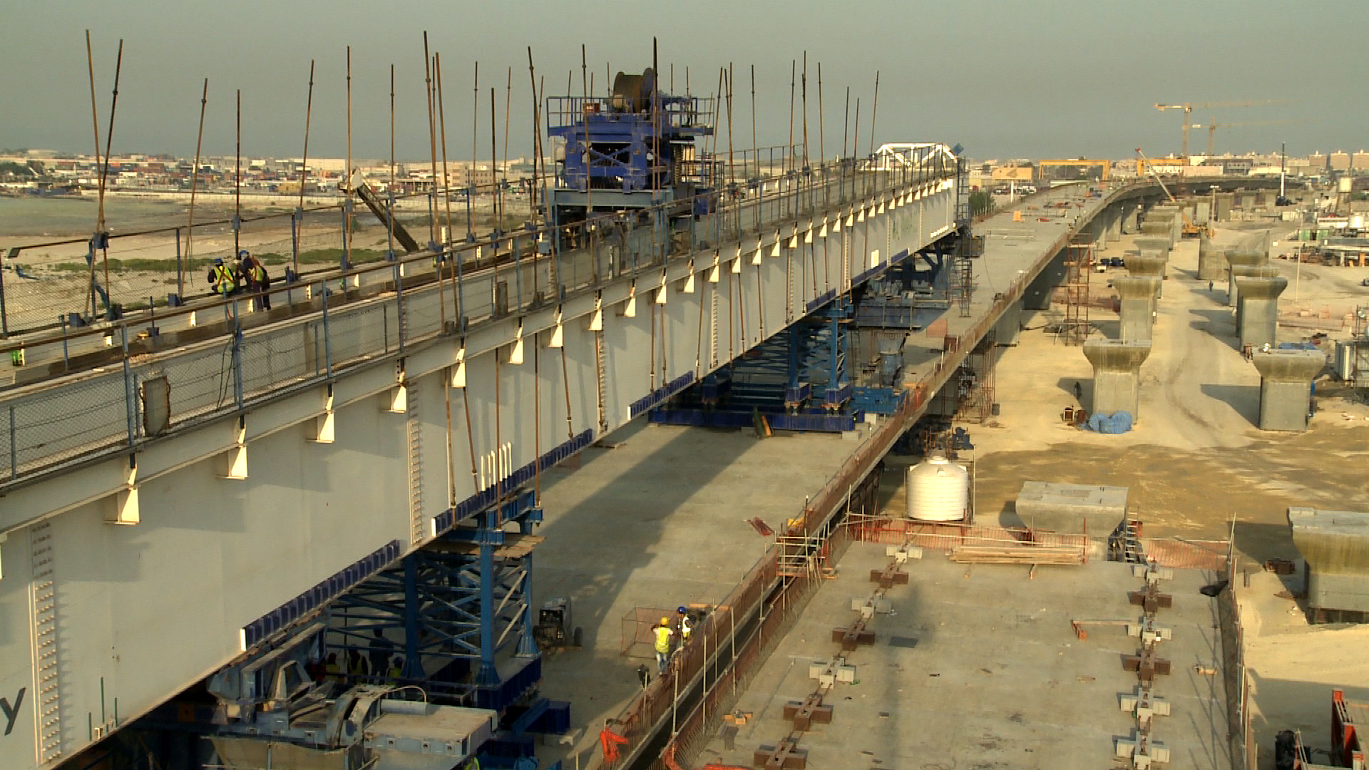 مشروع إنشاء جسر علوي عند التقاطع بين طريق الملك فيصل (الطريق الساحلي) وطريق الملك عبدالعزيز (طريق ميناء الملك عبد العزيز) 